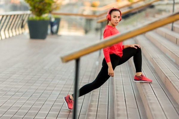 Quels exercices de renforcement du dos sont recommandés pour les postures assises prolongées ?